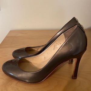 Gray patent pump size 6M